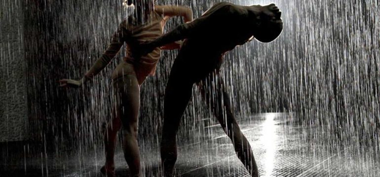 Táncosok a szürke esőben